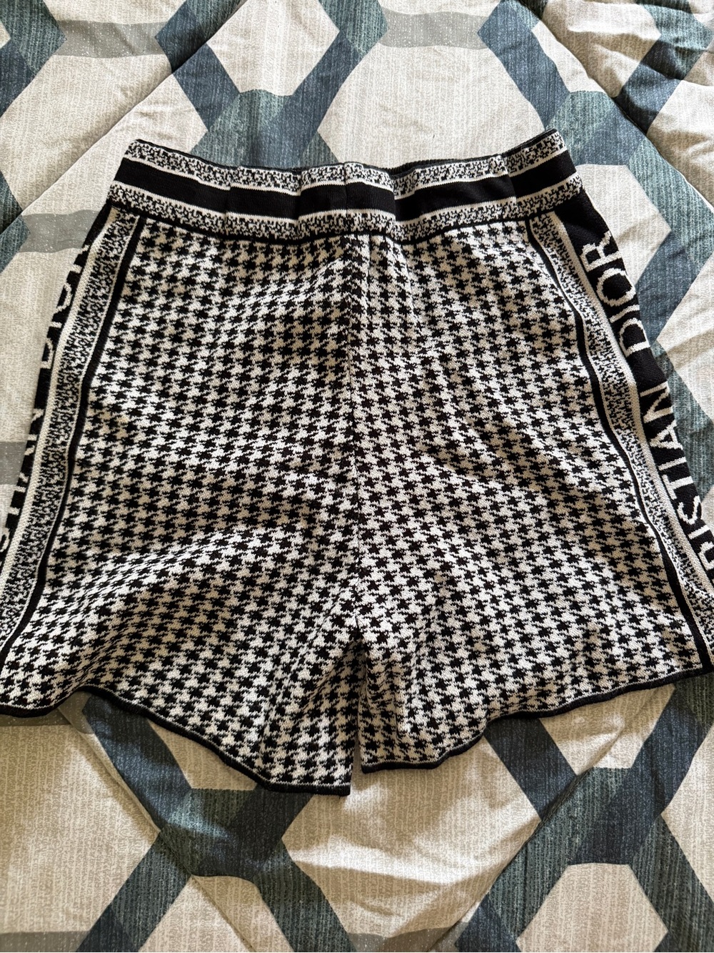 sweater and matching shorts - Picture 2 of 3
